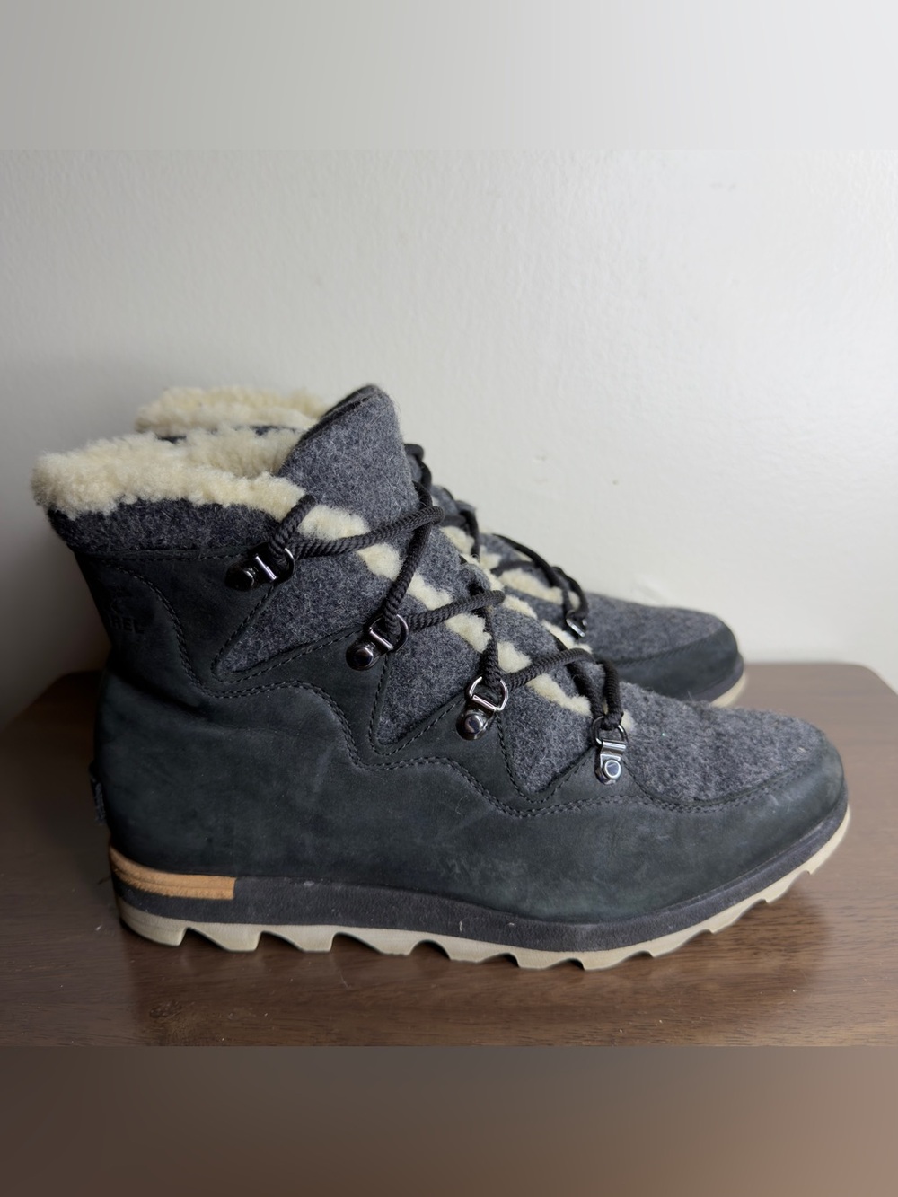 Sorel Sneakchic Alpine Black Leather Lace Up Boots Sz 9 Womens